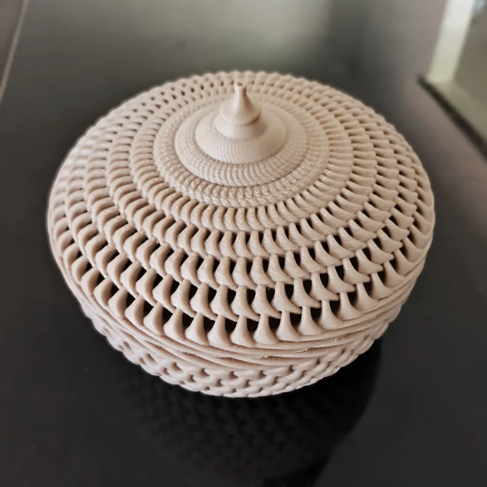Pointy Basket with lid